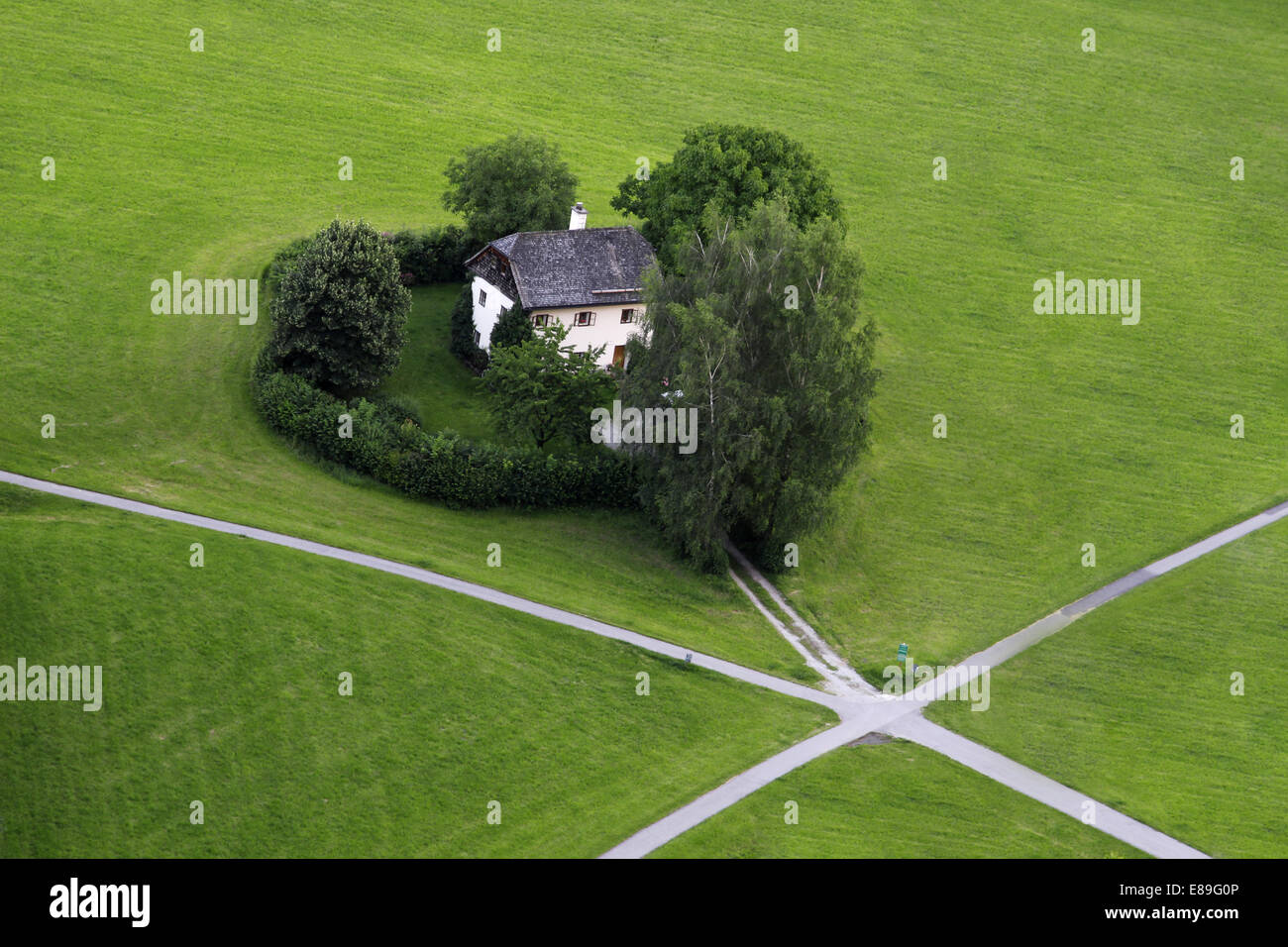 Luftaufnahme des abgelegenen Haus in der Nähe der Kreuzung von fünf Straßen. Metapher des einsamen, autark leben Stockfoto Luftaufnahme des abgelegenen Haus in der Nähe der Kreuzung von fünf Straßen. Metapher des einsamen, autark leben Stockfoto