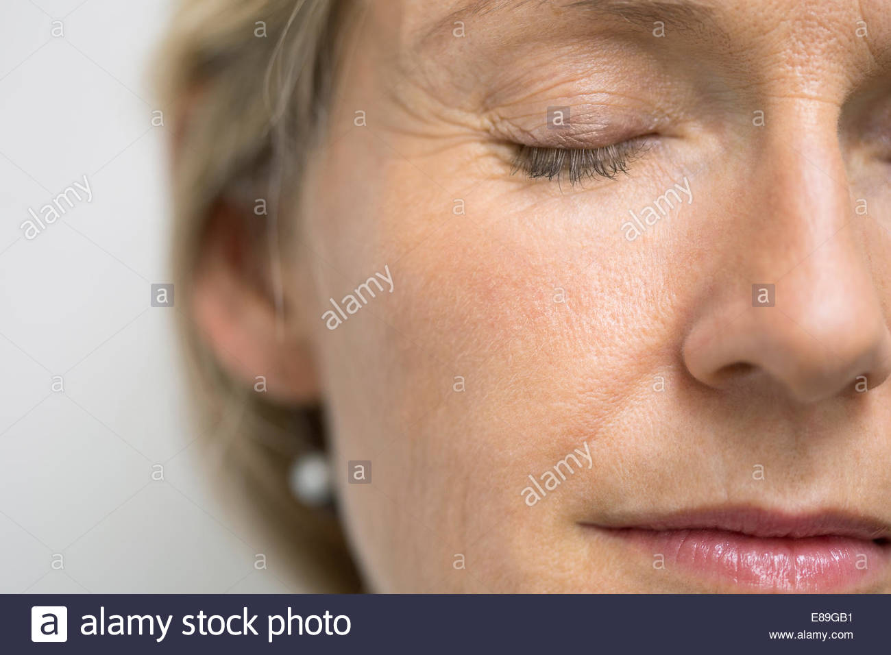 Nahaufnahme von ruhigen Frau mit geschlossenen Augen Stockfoto