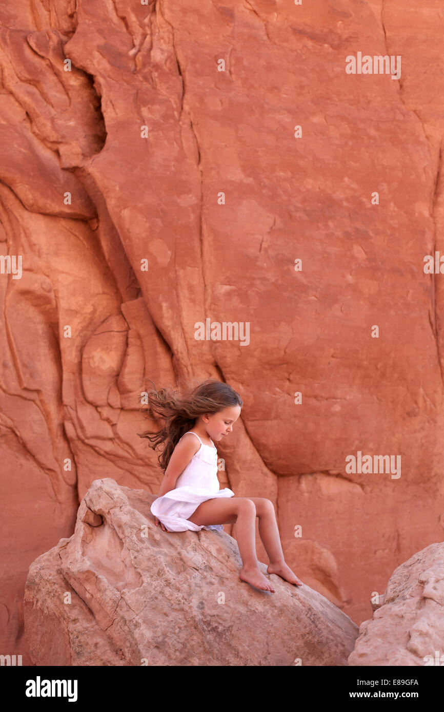 Mädchen auf Felsen im Arches National Park Stockfoto