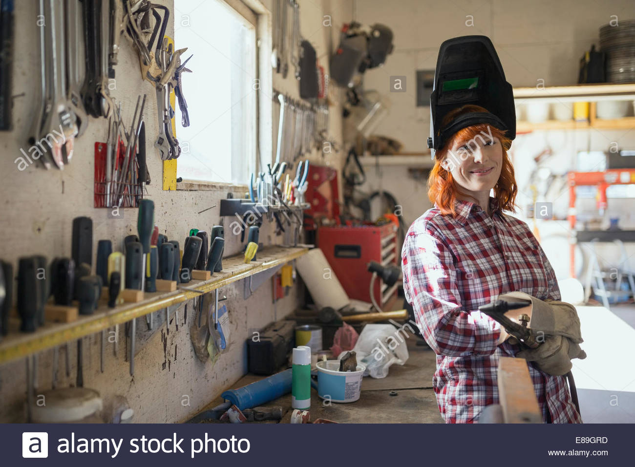 Porträt der Frau trägt Schweißen Maske in Werkstatt Stockfoto