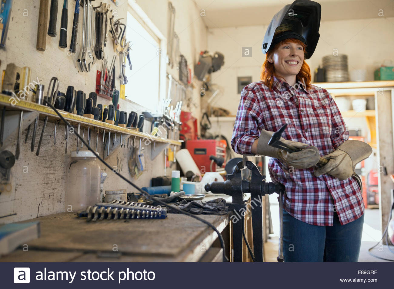 Frau trägt Schweißen Maske in Werkstatt Stockfoto