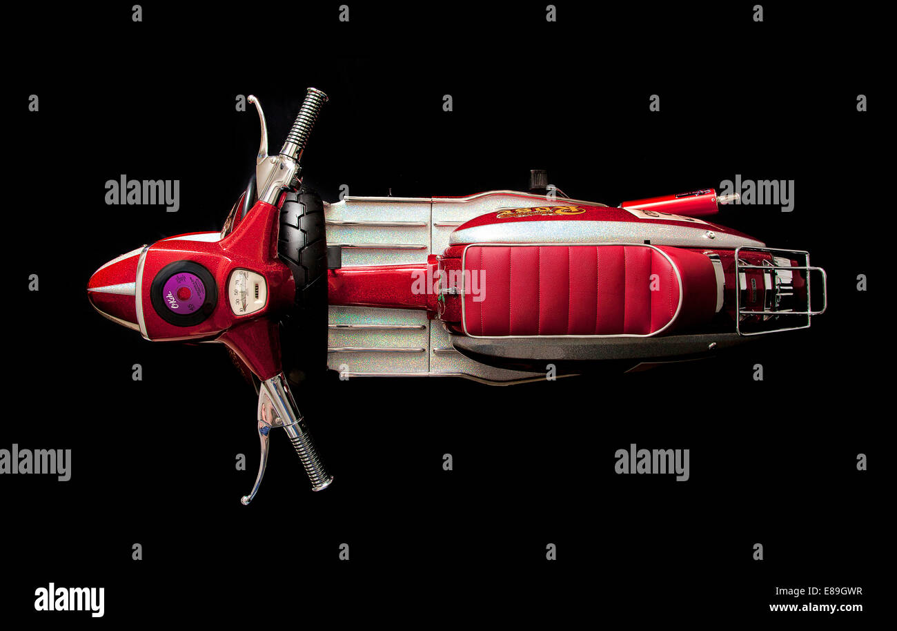 Lambretta von oben. Innocenti Lambretta GP mit benutzerdefinierten Lackierung erschossen in der Draufsicht von oben. Stockfoto