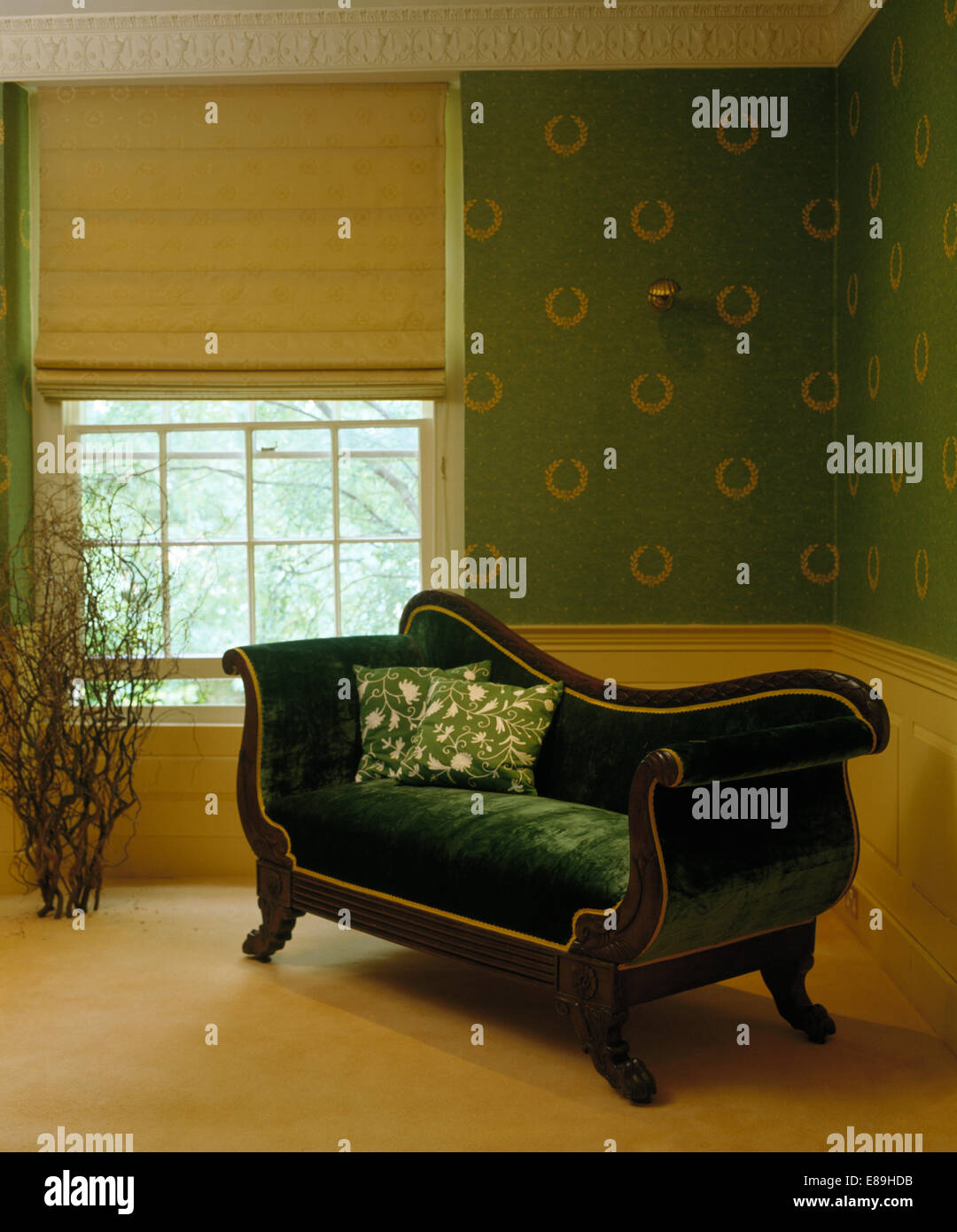 Bettwäsche blind auf Fenster im Land Schlafzimmer mit französischen Stil grünem Samt Sofa und grüne Tapete Stockfoto