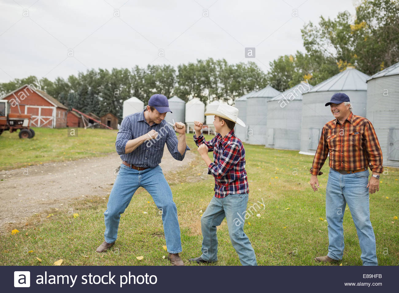 Vater und Sohn spielen kämpfen auf Bauernhof Stockfoto