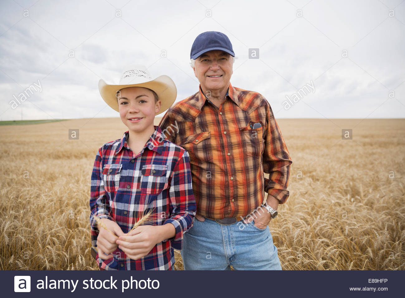 Porträt von Großvater und Enkel im Weizenfeld Stockfoto