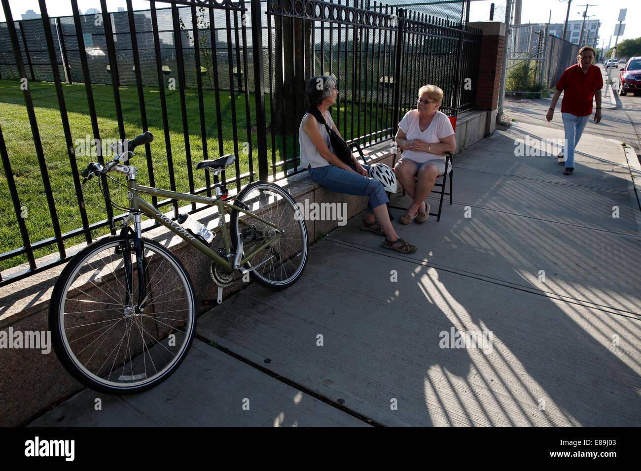 Stadtstraße Szene, Leute reden auf dem Bürgersteig, East Boston Stadtteil von Boston, Massachusetts, USA Stockfoto