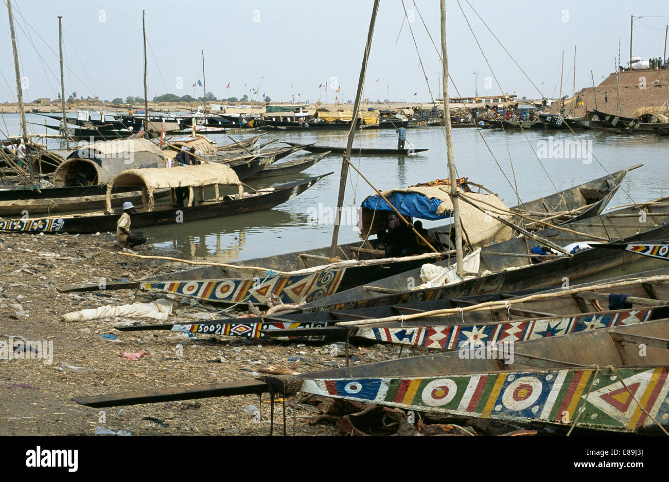 Pirogen auf dem Fluss Niger in der Nähe von Mopti in Mali Stockfoto