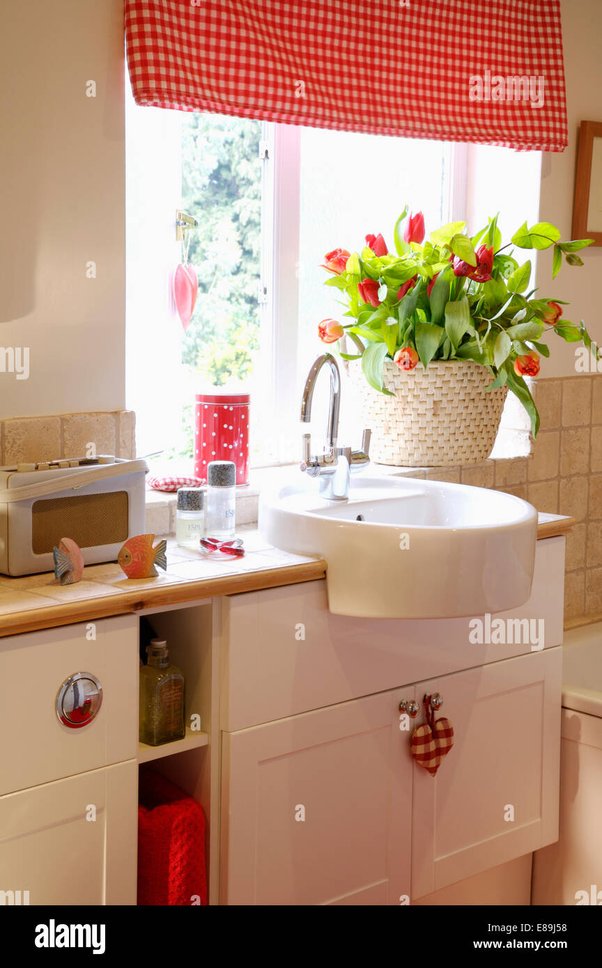 Rot aktiviert "Gingham" Blind am Fenster über moderne weiße Becken in traditionellen Cream Ferienhaus Bad Stockfoto