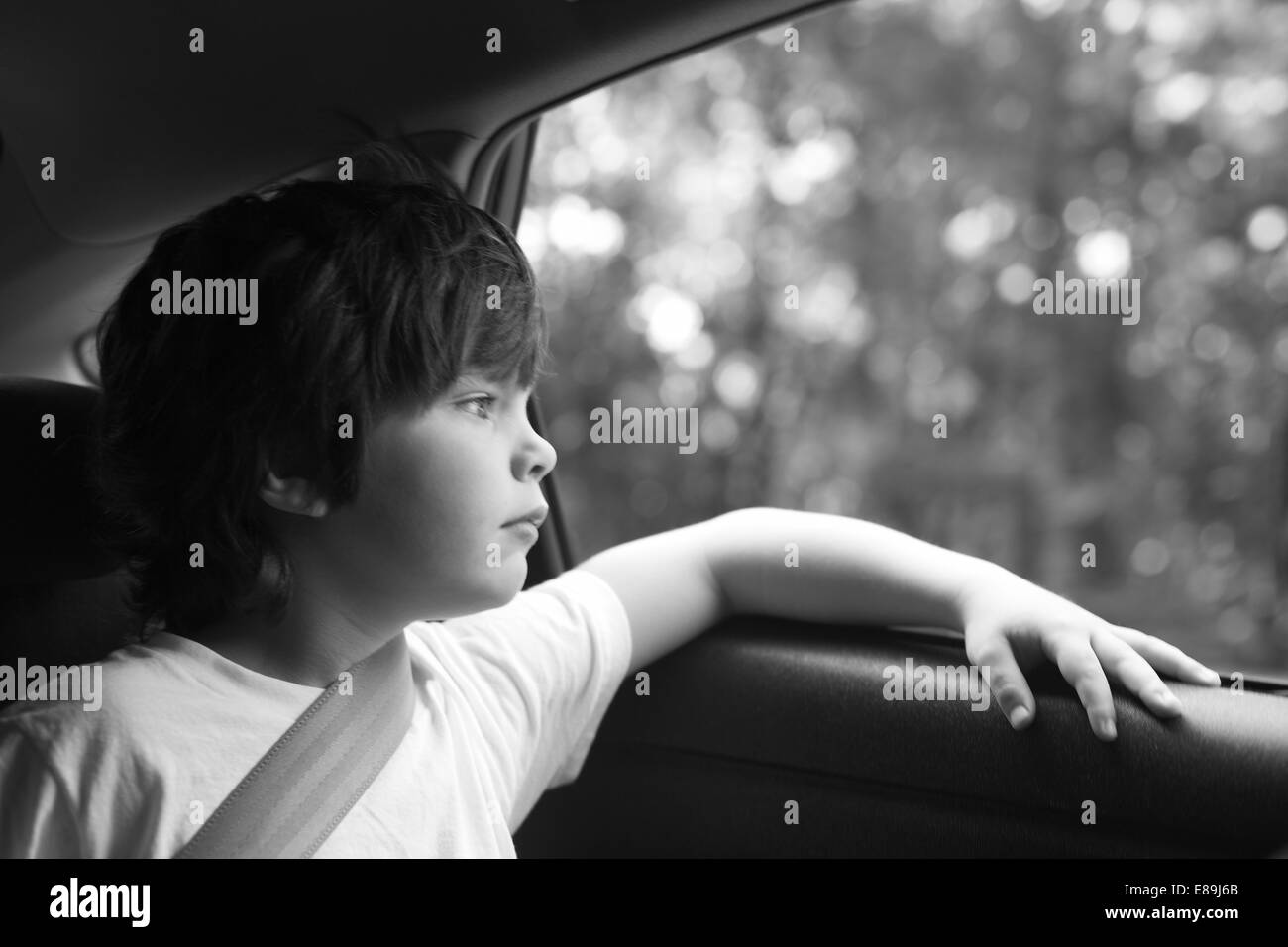 Junge gedankenverloren im Auto, roadtrip Stockfoto