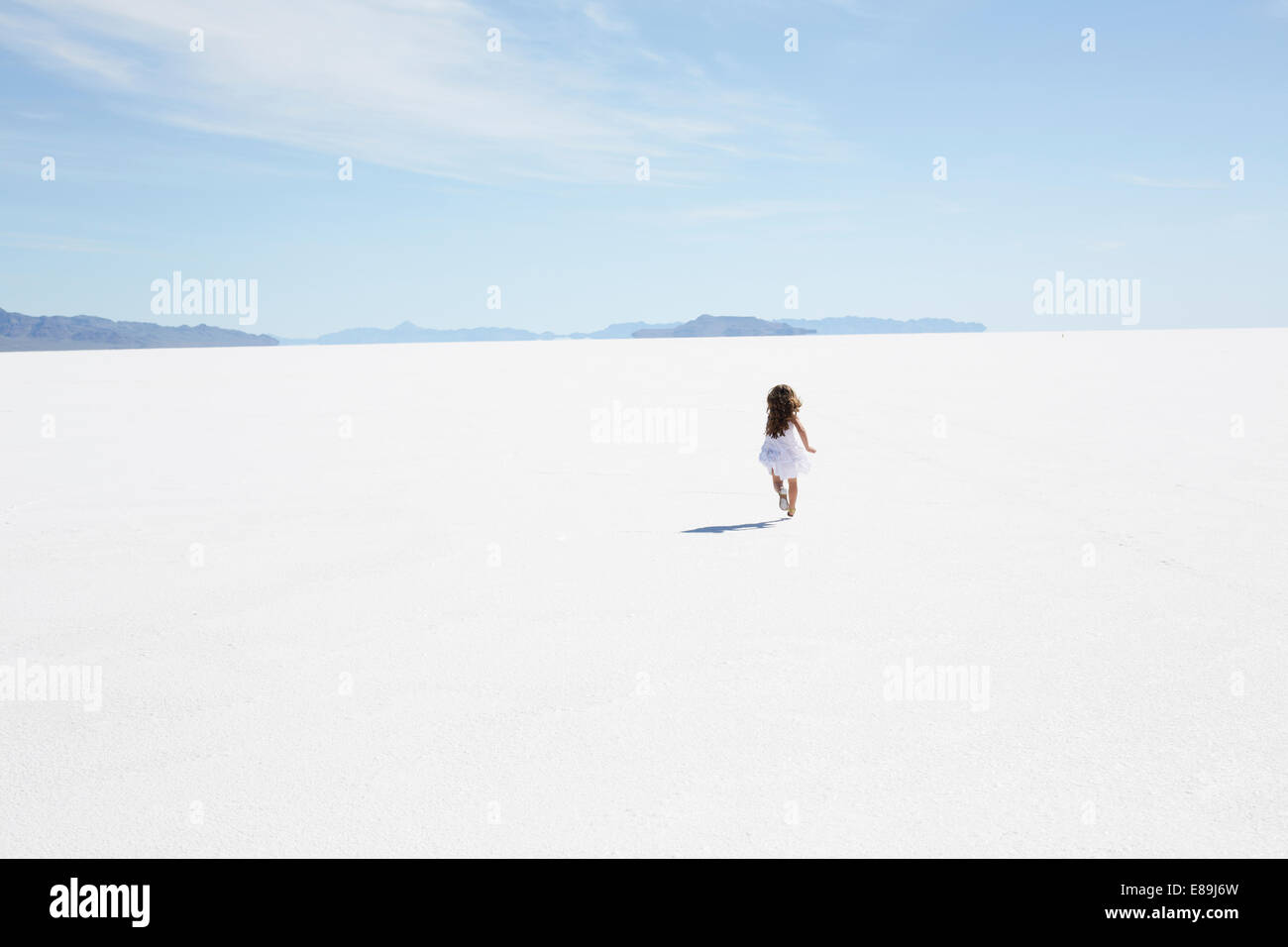 Mädchen, die entlang den Bonneville Salt Flats Stockfoto