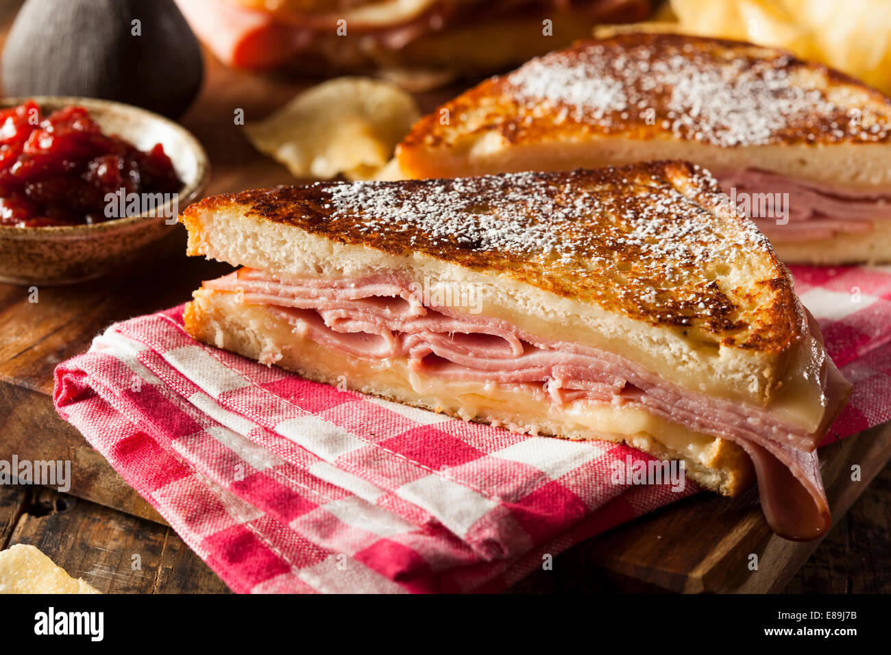 Hausgemachte Monte Cristo Sandwich mit Schinken und Käse Stockfoto