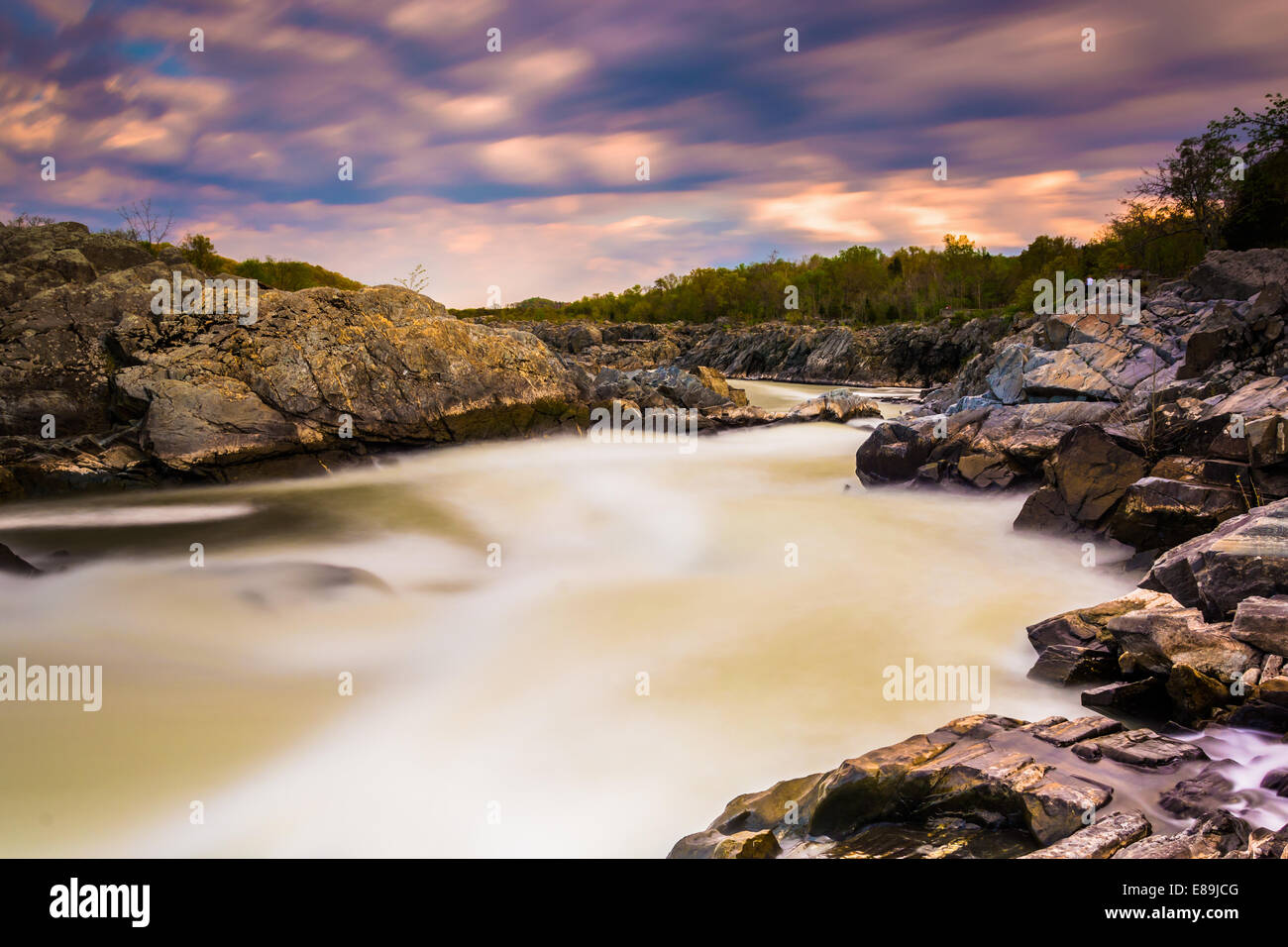 Langzeitbelichtung der Stromschnellen bei Sonnenuntergang auf dem Potomac River in Great Falls Park, Virginia. Stockfoto