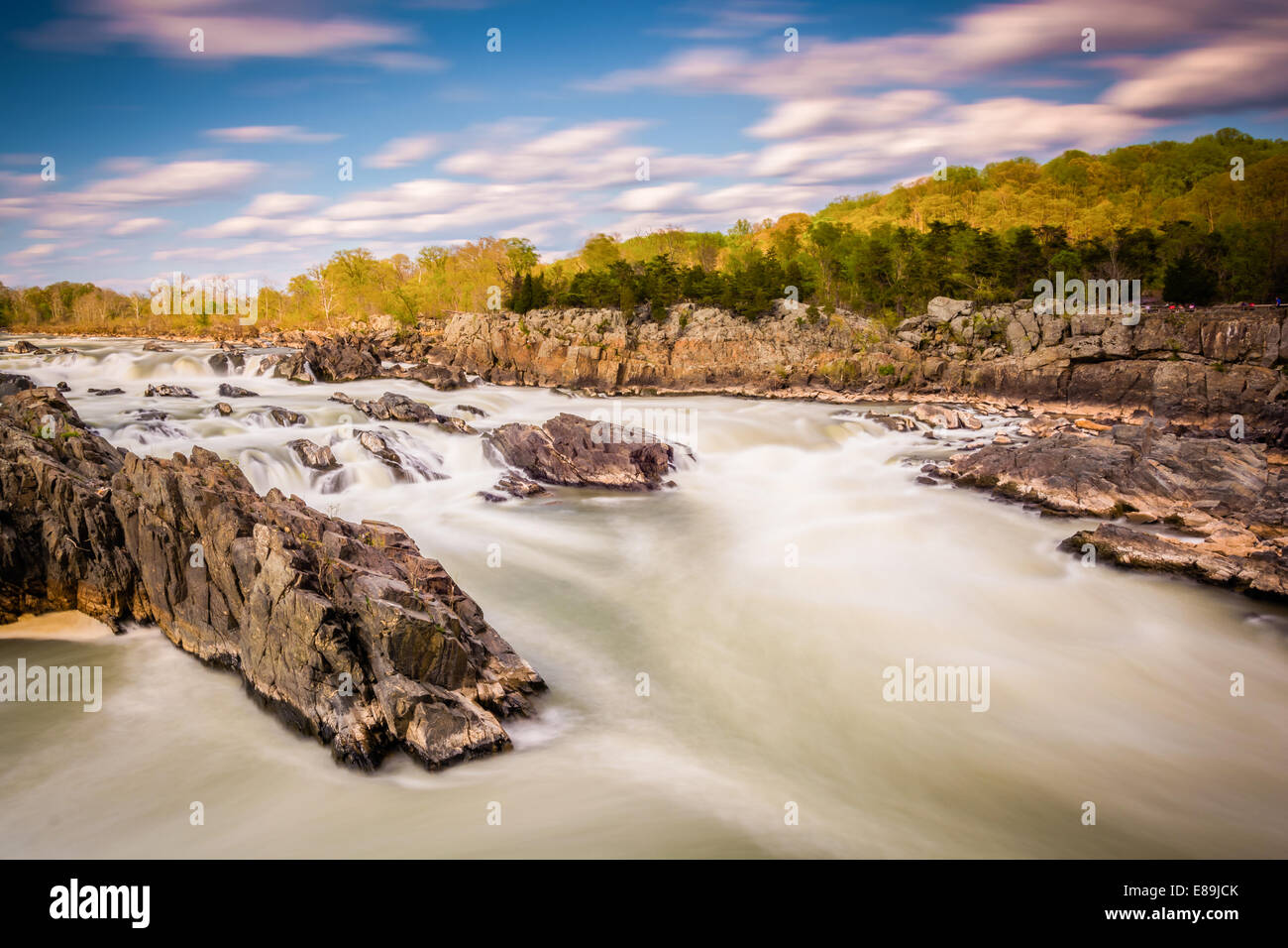 Langzeitbelichtung von Stromschnellen in den Potomac River in Great Falls Park, Virginia. Stockfoto