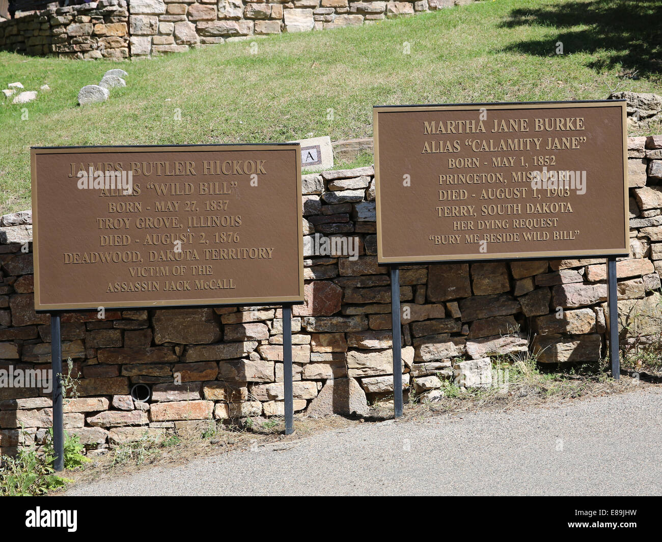 Beschreibung Bretter vor den Gräbern von Wild Bill Hickok und Calamity Jane am Mount Moriah Cemetery, Deadwood, S. Dakota Stockfoto