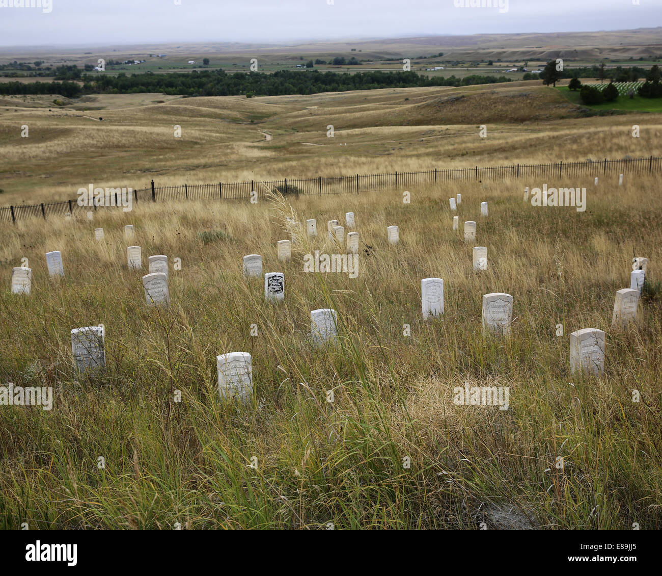 Friedhof auf dem Last Stand Hill, Little Bighorn Battlefield (Custer's Last Stand) - Custer ursprünglichen Grab mit schwarzer Aufschrift. Stockfoto