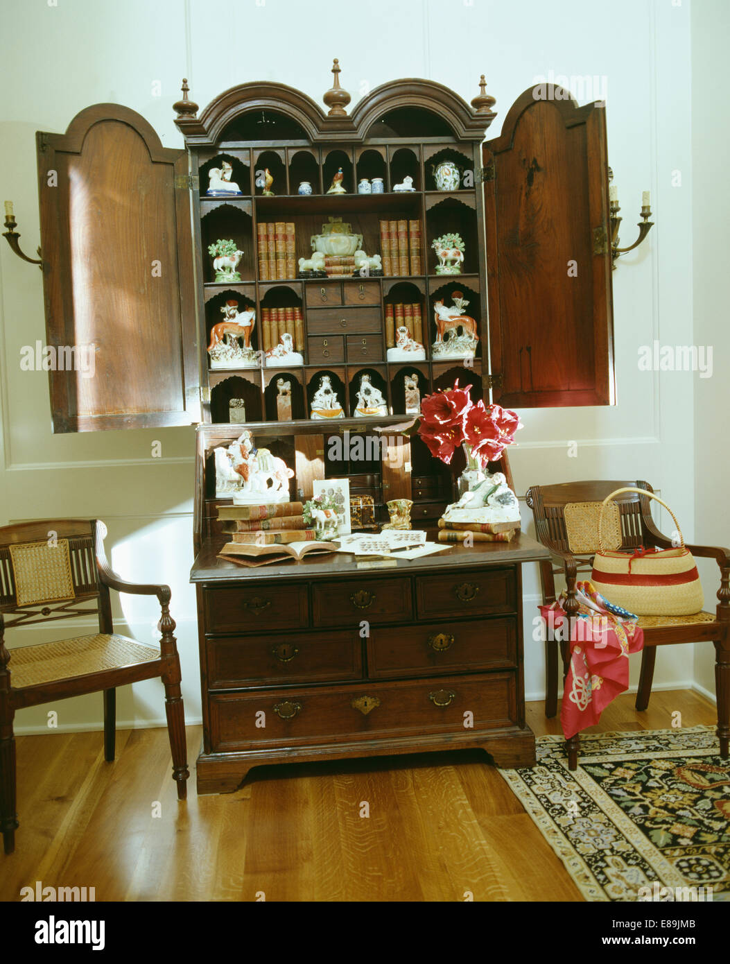 Antiker Sekretär Schrank und antike Stühle im traditionellen Wohnzimmer  Stockfotografie - Alamy