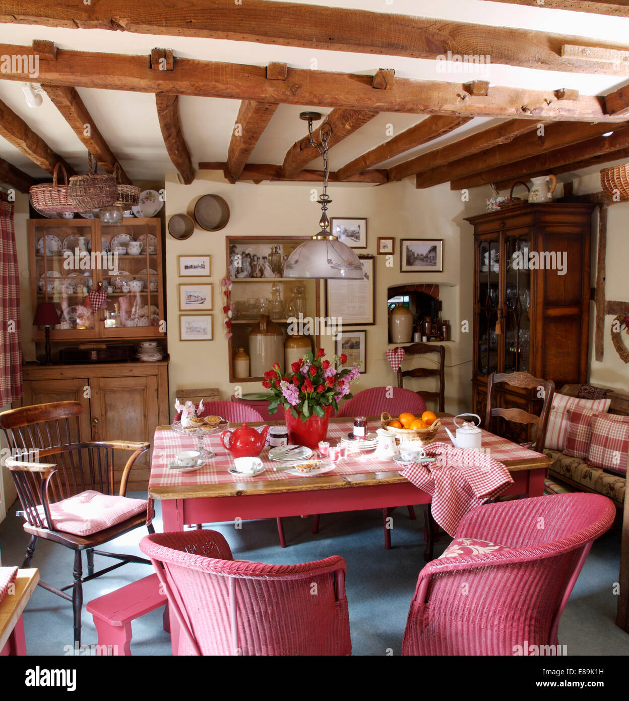 Rosa Lloyd Loom "Stühle und gemalten rosa Tisch im Speisesaal Holzbalken  Land Stockfotografie - Alamy