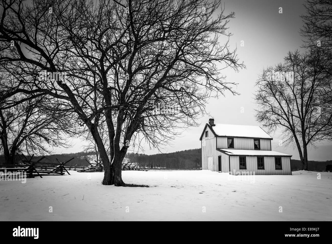 Kleines Haus und Bäume in einem schneebedeckten Feld in Gettysburg, Pennsylvania. Stockfoto