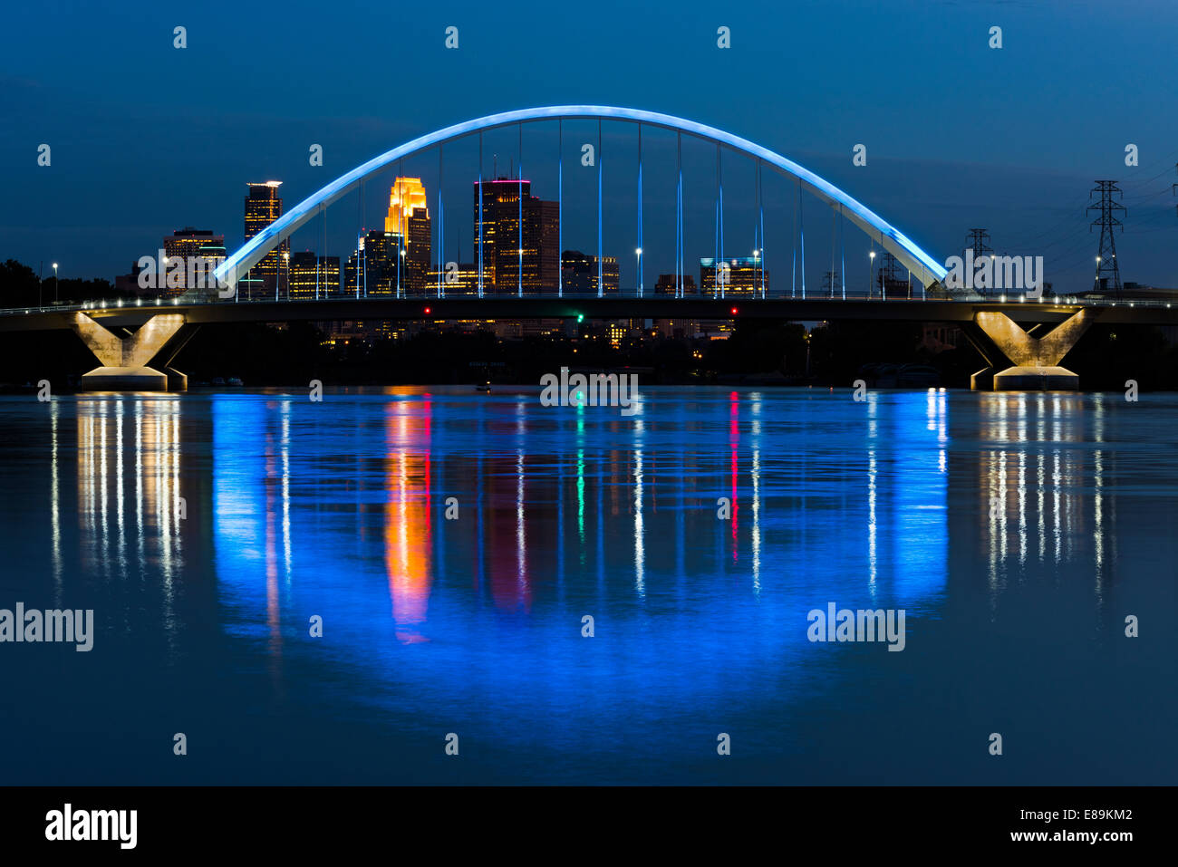 Lowery Avenue Bridge mit blauer Beleuchtung über dem Mississippi Fluß und Minneapolis Skyline bei Nacht. Stockfoto