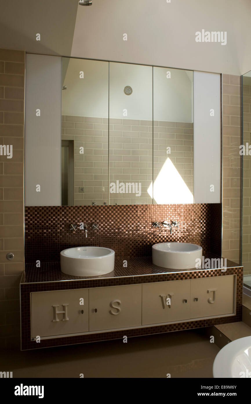 Über paar Waschbecken Schrank Gerät im modernen Badezimmer Spiegel Stockfoto