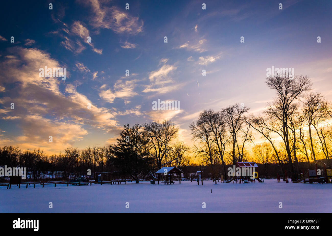 Winter-Sonnenuntergang über LOYS Station Park in Frederick County, Maryland. Stockfoto
