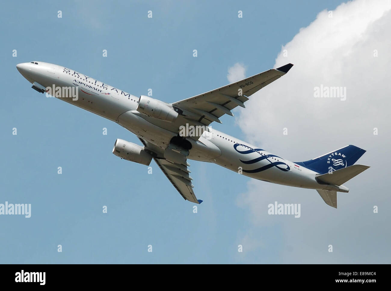 Aeroflot Airbus A330-300 (VQ-BCQ) fährt ab Flughafen London Heathrow, England, am 2. Juli 2014. Die Fahrwerk-Türen sind noch nicht Stockfoto