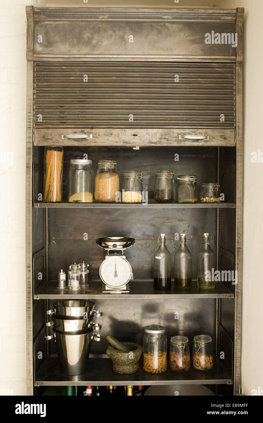 Storage jars shelving in kitchen -Fotos und -Bildmaterial in hoher  Auflösung – Alamy