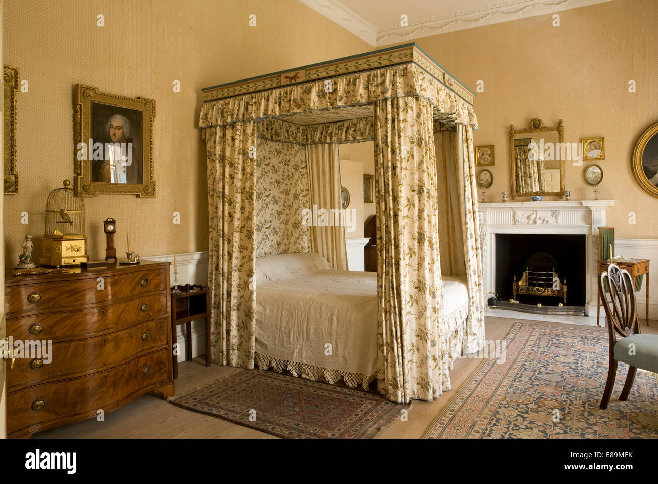 Floral Gardinen und Baldachin auf Himmelbett im Land Haus Schlafzimmer Stockfoto