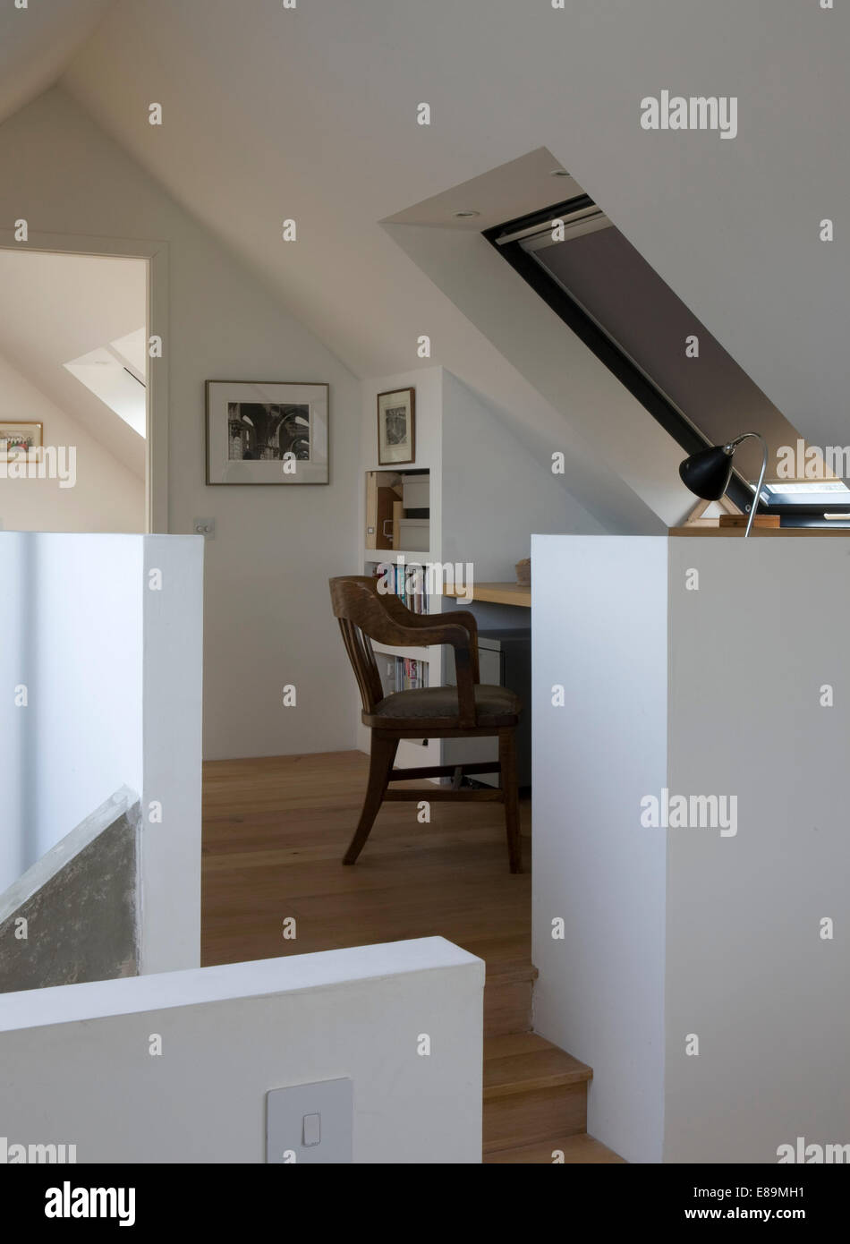 Blind auf Velux Fenster über Schreibtisch und Stuhl in modernen Studie im Dach-Raum Stockfoto