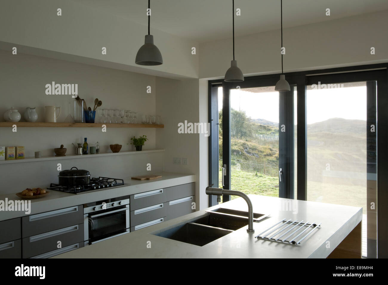 Doppelwaschbecken in Kochinsel Einheit in modernen Küche Stockfoto