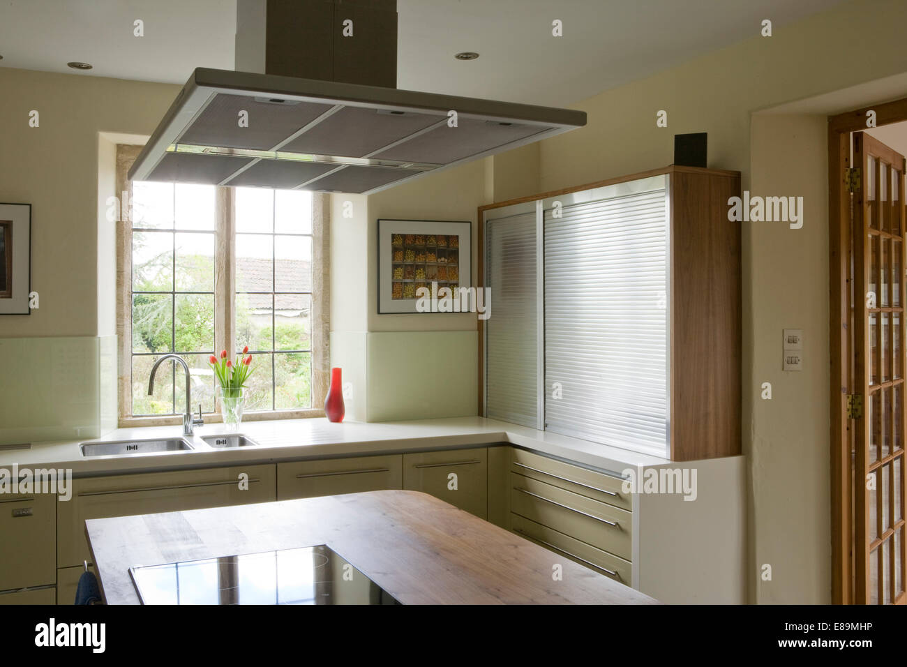 Dunstabzugshaube über Kochinsel Einheit in modernen Küche Stockfoto