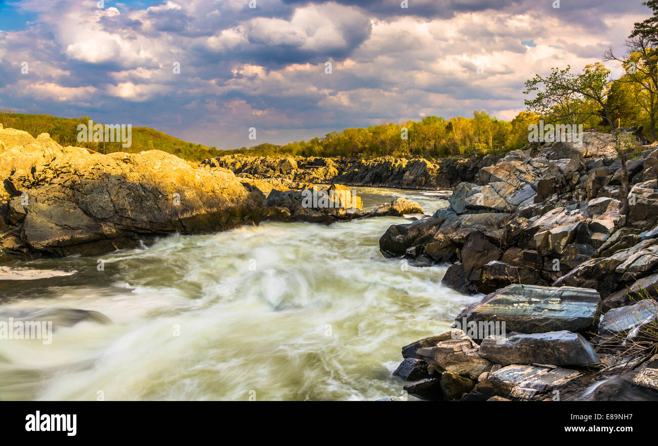 Abendlicht am Felsen und Stromschnellen im Potomac River, an der Great Falls Park, Virginia. Stockfoto