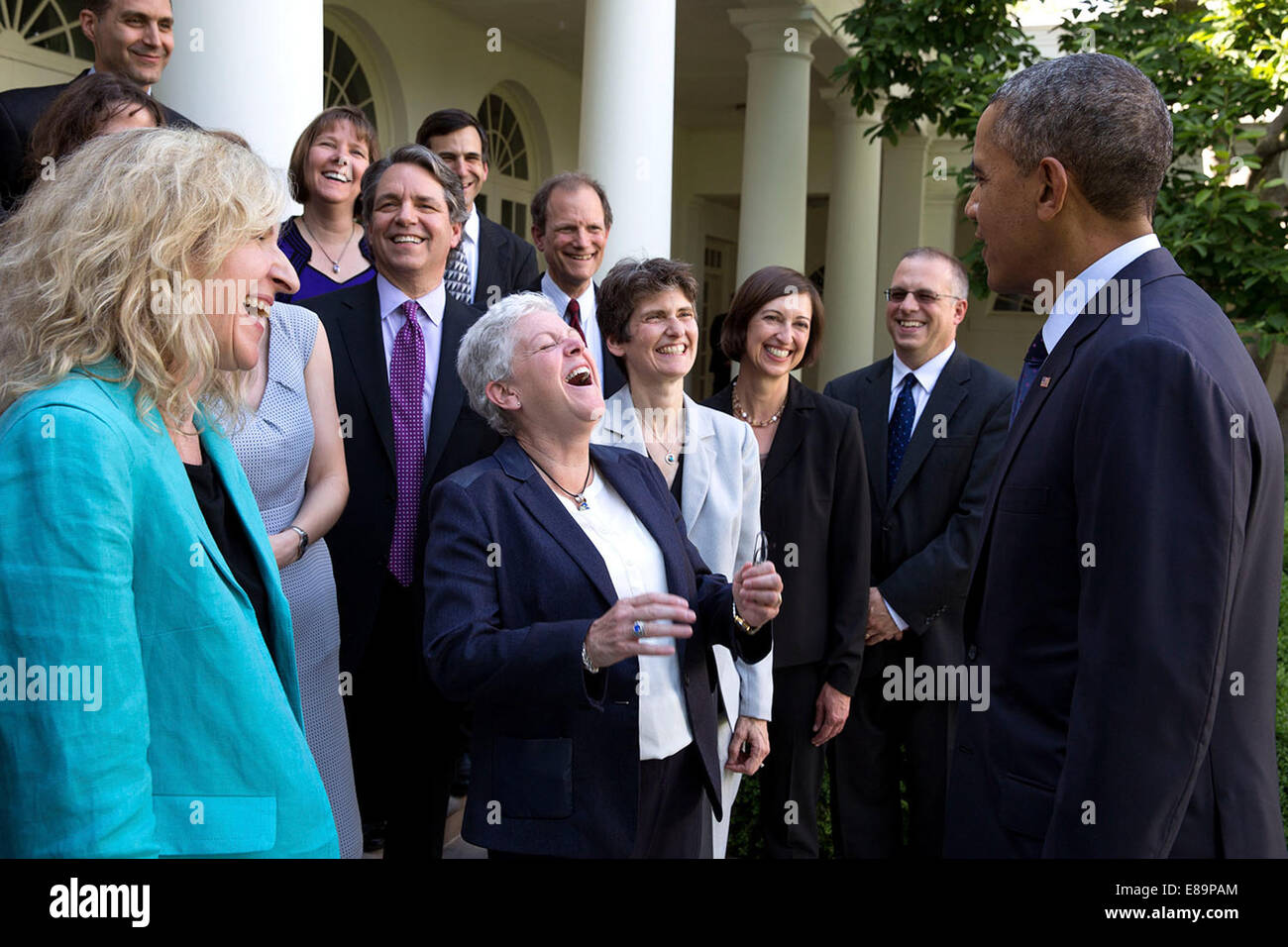 Präsident Barack Obama Witze mit Environmental Protection Agency Administrator Gina McCarthy und EPA-Mitarbeiter, o gearbeitet Stockfoto