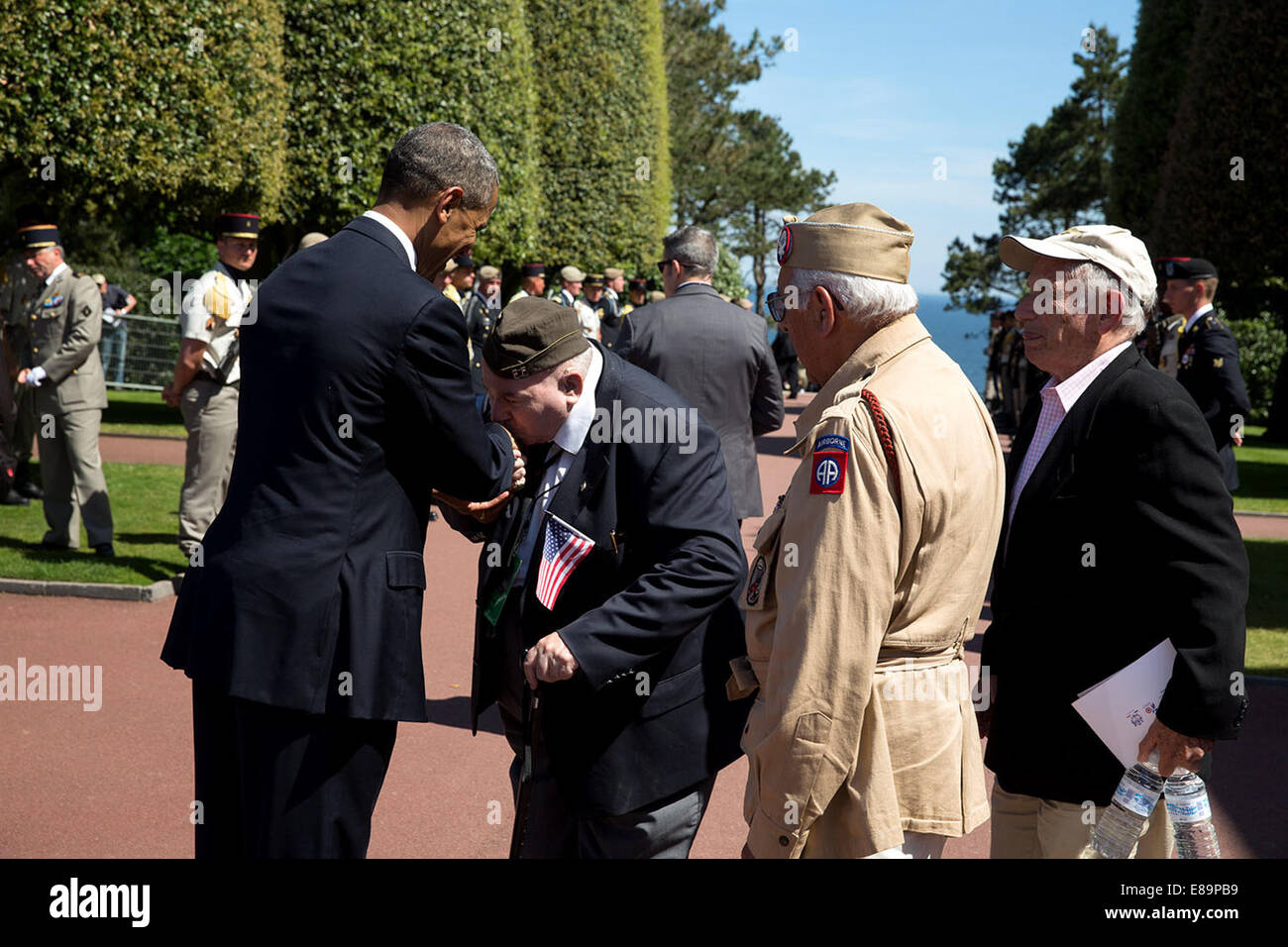 Eine WWII Veteran küßt Präsident Barack Obama Hand nach der 70. französisch-amerikanischen d-Day Gedenkfeier an der Normandie amerikanischen Friedhof und Denkmal in Colleville-Sur-Mer, Frankreich, 6. Juni 2014. Stockfoto