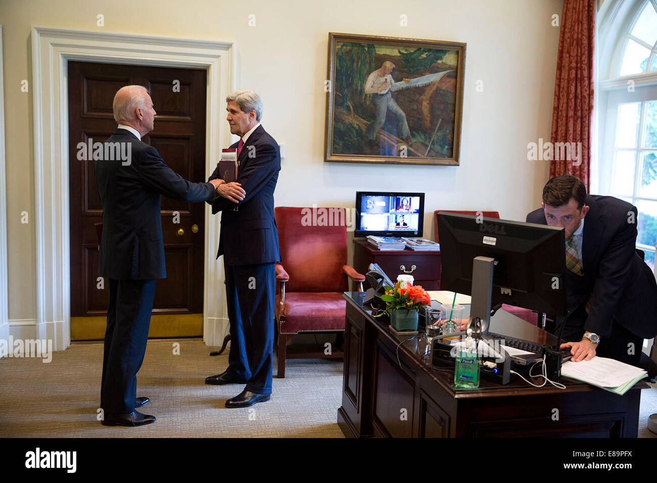 Vize-Präsident Joe Biden spricht mit Außenminister John Kerry in das äußere Oval Office, 12. Juni 2014. Brian Mosteller, Director of Operations Oval Office, arbeitet auf der rechten Seite. Stockfoto