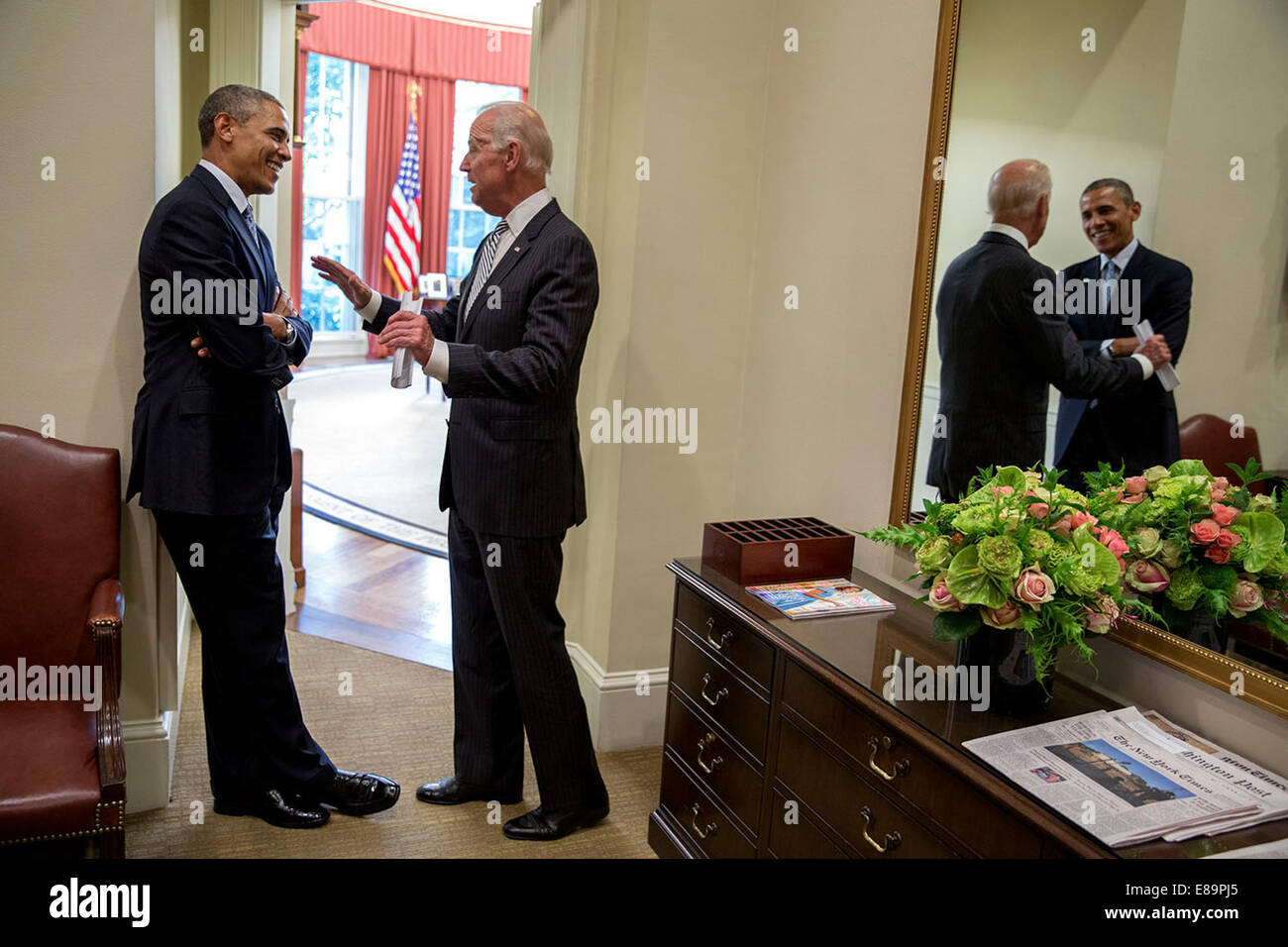 Präsident Barack Obama und Vize-Präsident Joe Biden sind in den Spiegel reflektiert, wie sie in den äußeren Oval Office, Juni 30 sprechen, Stockfoto