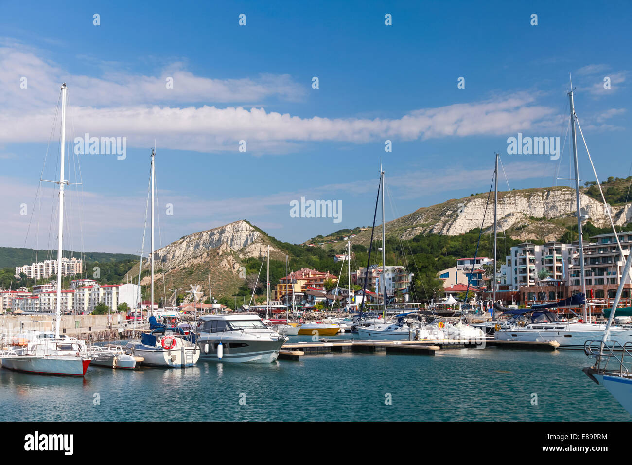 Yachten und Sportboote sind in der Marina von Balchik, Bulgarien festgemacht. Stockfoto