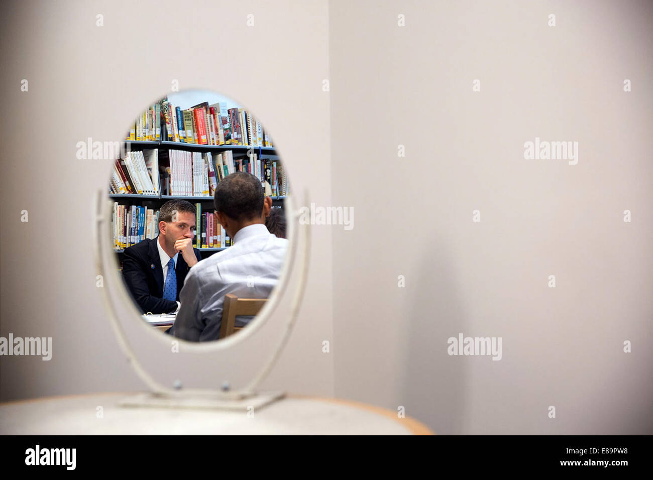 Präsident Barack Obama und Eric Schultz, Principal stellvertretender Pressesprecher in einem Spiegel als Präsident Preps für ein CNBC-Interview mit Steve Liesman am Los Angeles Trade-Technical College in Los Angeles, Kalifornien, 24. Juli 2014 wider. Stockfoto