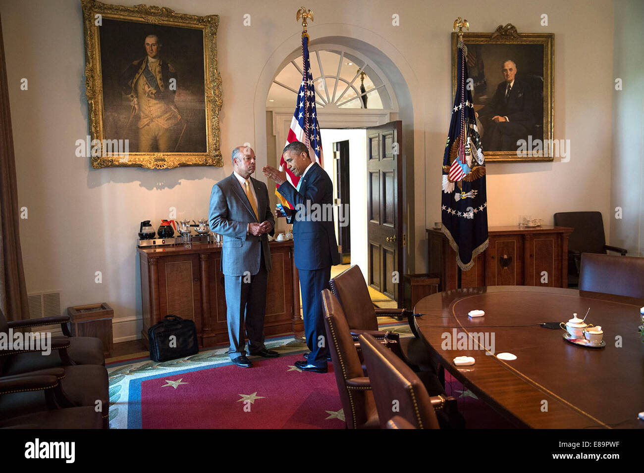 Präsident Barack Obama spricht mit Homeland Security Secretary Jeh Johnson nach einem Treffen mit mittelamerikanischen Staats: Stockfoto
