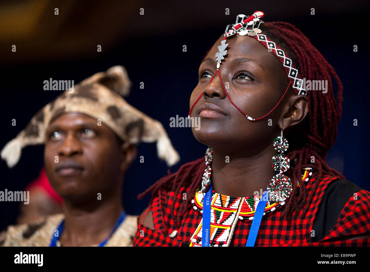 Josephine Kulea (Kenia) und Zuschauer hören, wie Präsident Barack Obama Bemerkungen während eines jungen afrikanischen Führer Initiative (YALI) Rathaus in Washington, D.C., 28. Juli 2014 liefert. Stockfoto