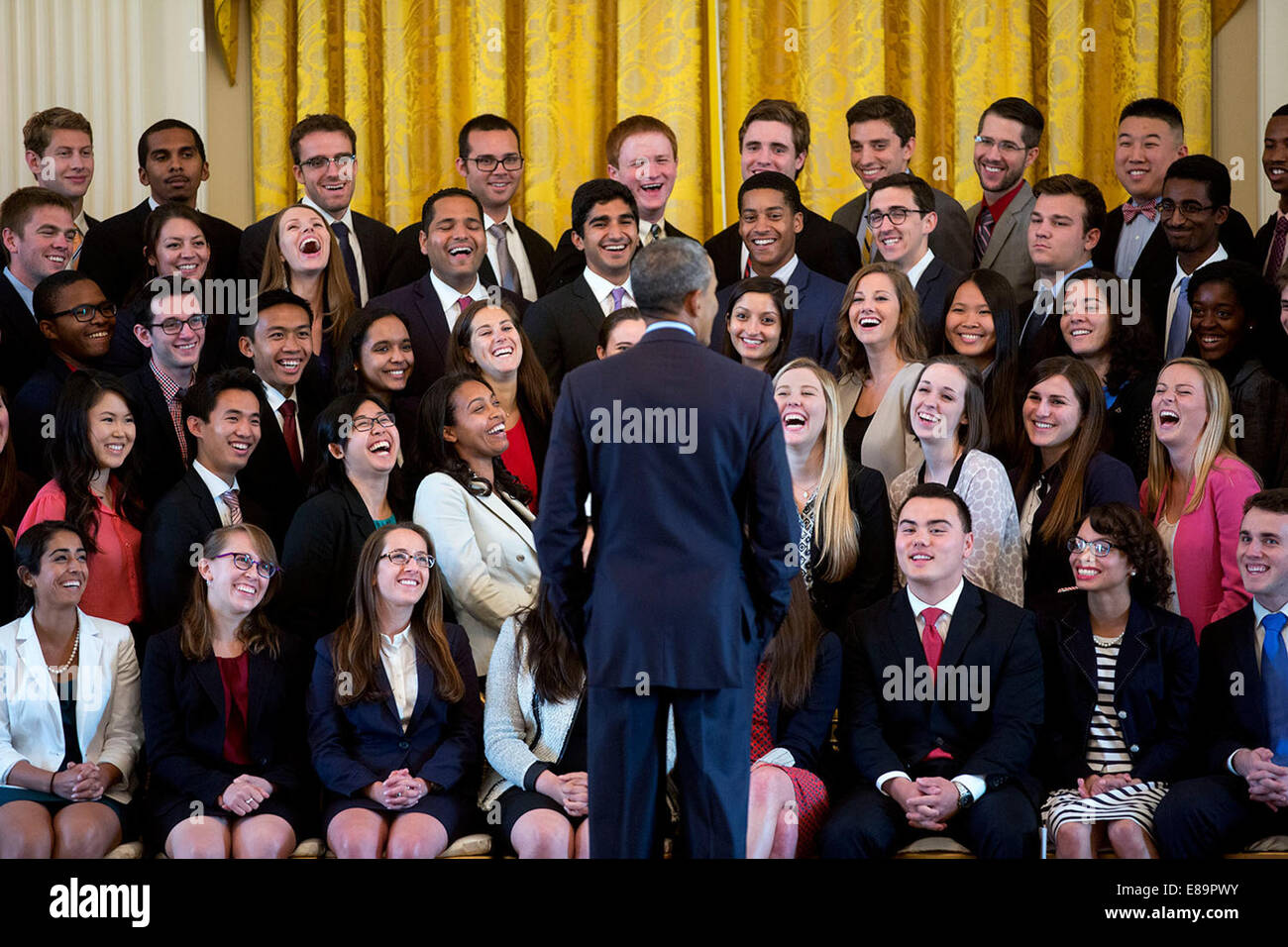 Präsident Barack Obama spricht mit der 2014 weiße Haus Sommer Intern Klasse vor posiert mit ihnen in ein Gruppenfoto im East Room des weißen Hauses, 29. Juli 2014 Stockfoto