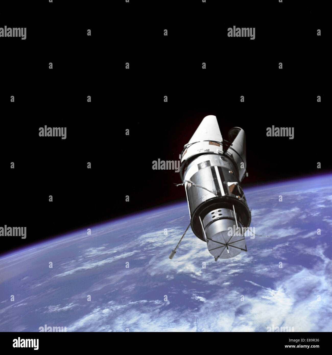 Die Augmented Target Docking Adapter (ATDA) von Gemini 9 Raumfahrzeug gesehen. Die Docking-Adapter-Schutzabdeckung konnte nicht voll und ganz auf die ATDA getrennt und verhindert das Andocken des die beiden Sonden. Die ATDA bezeichnete die Gemini 9-Crew als eine "angry Alligator."   Bild #: S66-37970 Stockfoto