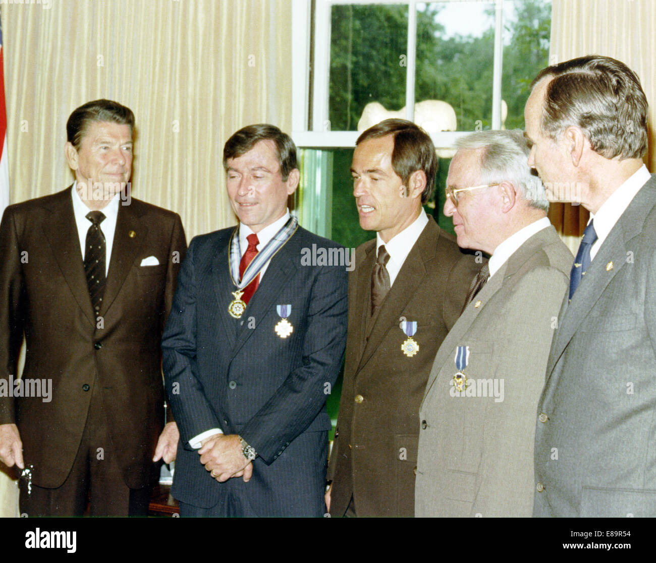 (1 Mai 1981) Präsident Ronald Reagan präsentiert Astronaut John Young mit der Congressional Space Medal Of Honor sowie der NASA Distinguished Service Medal. Astronaut Robert C. Crippen erhielt auch die Distinguished Service Medal und Dr. Alan Lovelace war mit des Präsidenten Bürger Medaille präsentiert. Von links nach rechts: Präsident Ronald Reagan Astronaut John Young Astronaut, Robert Crippen Dr. Alan Lovelace Vice President George Bush Bild #: 81-HC-389 Stockfoto