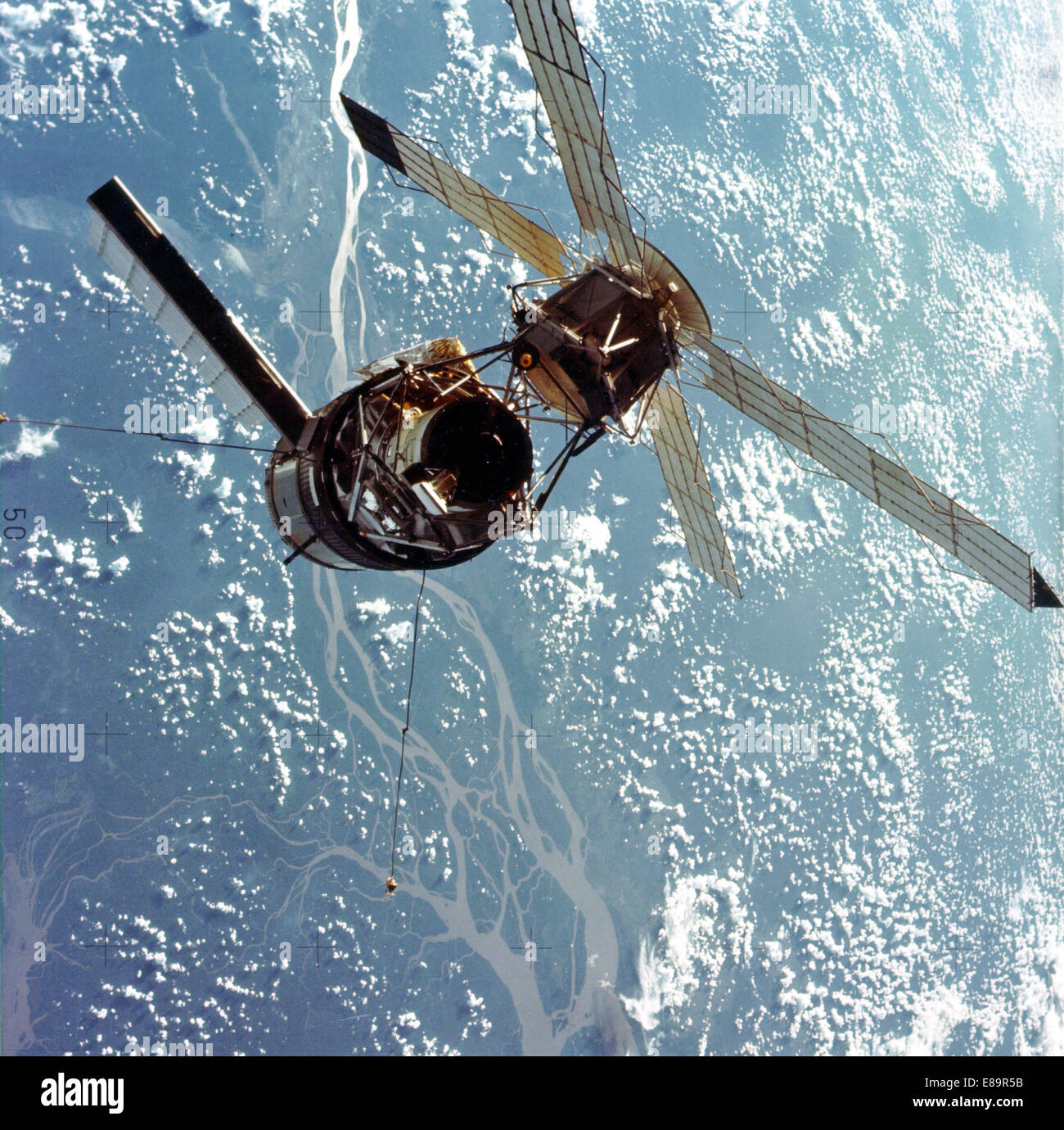 (28 Juli 1973) Eine Detailansicht der Skylab-Raumstation fotografiert vor dem Hintergrund der Erde von der Skylab 3 Befehl/Testmodul während halten Manöver vor der Docking-Station. Ilba Grande de Gurupa Bereich des brasilianischen Amazonas Vally kann unten gesehen werden. An Bord der Kommandokapsel waren Astronauten, Alan L. Bean, Owen K. Garriott und Jack R. Lousma, der mit der Skylab-Raumstation in der Erdumlaufbahn 59 Tage blieb. Dieses Bild wurde mit einem handgeführten 70 mm Hasselblad-Kamera mit einem 100 mm-Objektiv und SO-368 mittelschnell Ektachrome Film aufgenommen. Beachten Sie die solar Array Komplettsystem Stockfoto