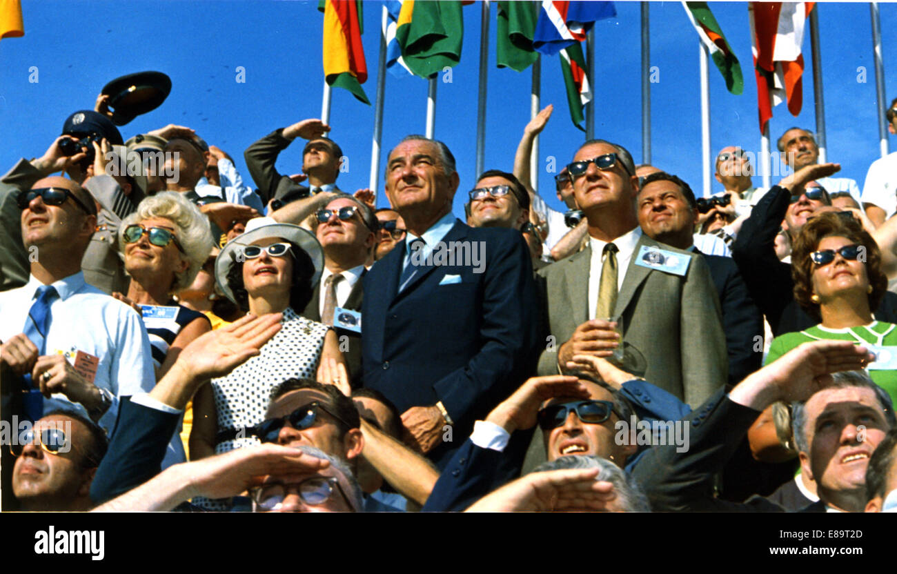 Vizepräsident Spiro Agnew und ehemaliger Präsident Lyndon B. Johnson anzeigen dem Abheben von Apollo 11 von Pad 39A am Kennedy Space Ce Stockfoto