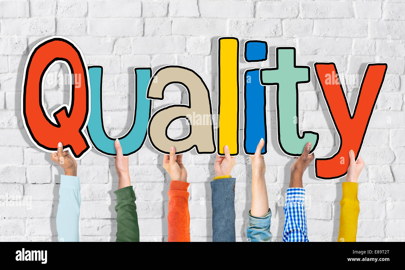 Multiethnische Gruppe von Hände halten Wort Qualität Stockfoto