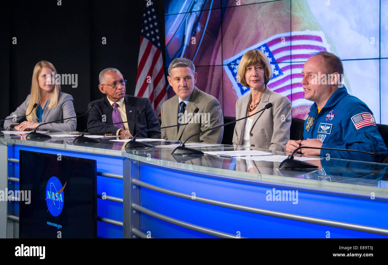 Von links: NASA Public Affairs Officer Stephanie Schierholz, NASA-Administrator Charles Bolden, ehemaliger Astronaut Bob Cabana, dir Stockfoto