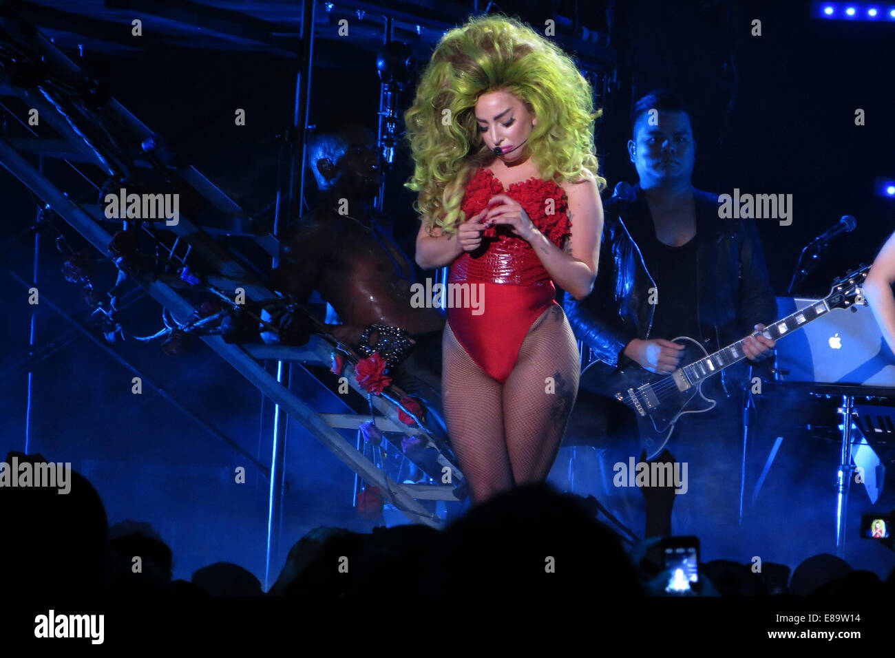 Lady Gaga führt zu einem ausverkauften Publikum im Roseland Ballroom, die zweite Aufführung von ihr sieben Nächte am legendären New Yorker Veranstaltungsort laufen, bevor es geschlossen wird. Während des Konzerts geklettert Gaga eine Leiter auf den Veranstaltungsort Balkon mooning spielerisch das Publikum nach einer Tanzeinlage.  Mitwirkende: Lady Gaga wo: New York City, New York, Vereinigte Staaten, wann: 30. März 2014 Stockfoto