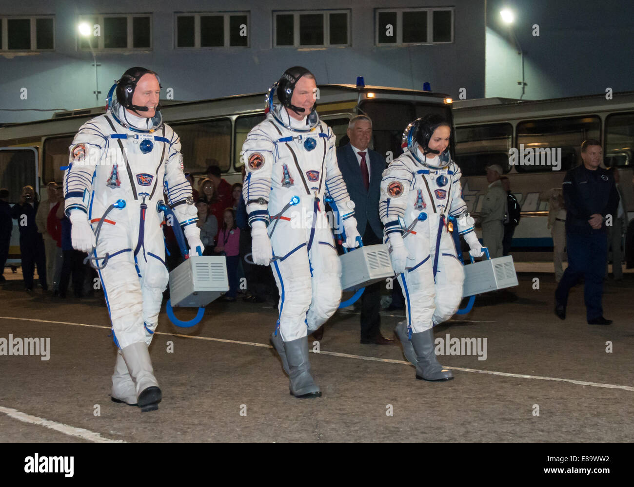 Der NASA-Astronaut Barry Wilmore verlässt zusammen mit dem Sojus-Kommandeur Alexander Samokutyaev und der Flugingenieurin Elena Serova aus Roscosmos das Gebäude 254 auf dem Baikonur Cosmodrome in Kasachstan und bereitet sich auf die Sojus-TMA-14M-Mission während der Expedition 41 vor. Stockfoto