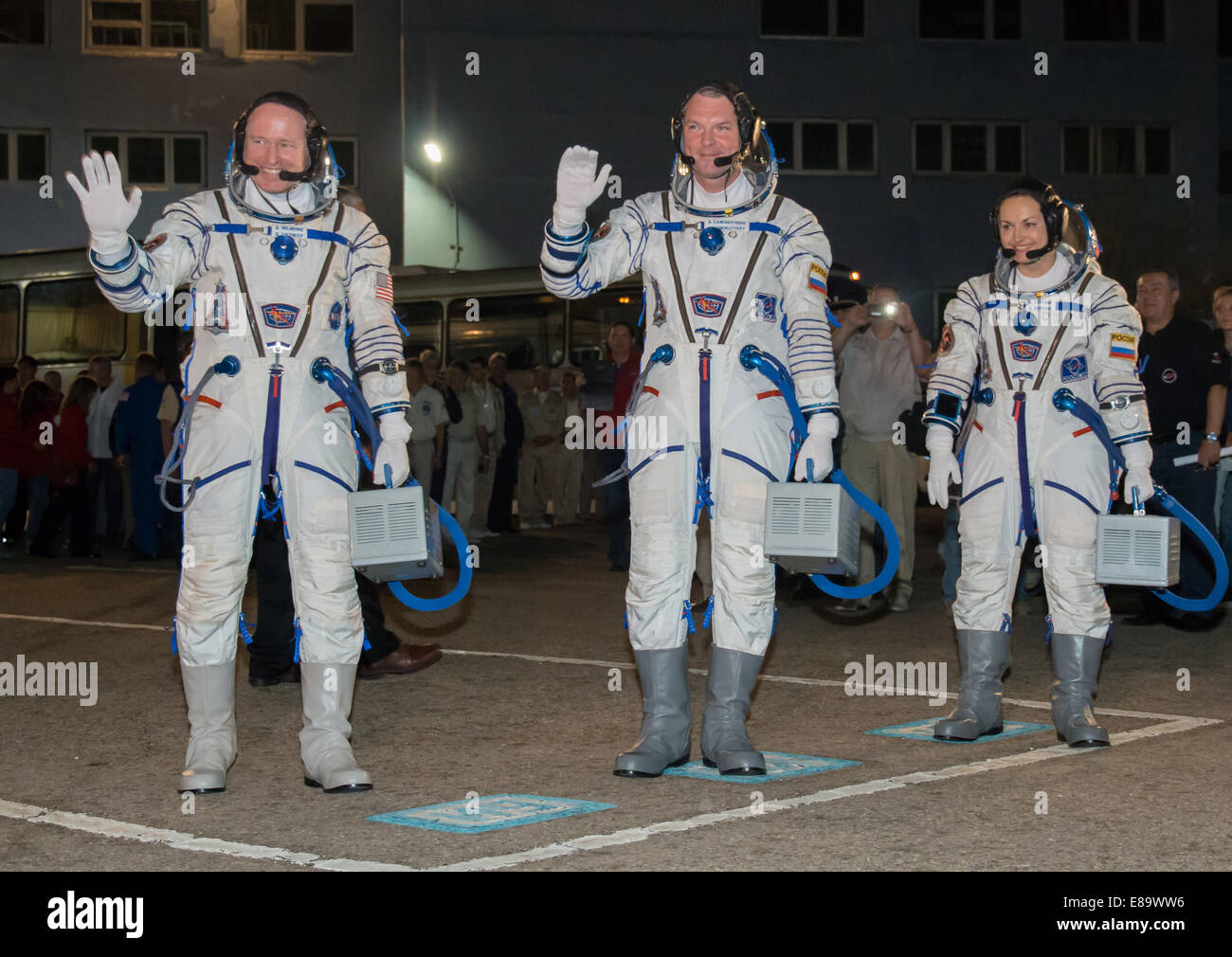 Die Besatzungsmitglieder der Expedition 41 Barry Wilmore von der NASA, Sojus-Kommandeur Alexander Samokutyaev und die Flugingenieurin Elena Serova verließen Gebäude 254, bevor sie ihre Sojus TMA-14M vom Baikonur Cosmodrome aus zur ISS starten. Stockfoto